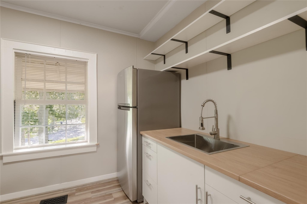 811 Sam Houston Avenue - Photo 4