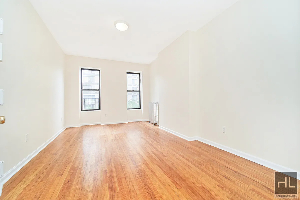 Second Avenue - Photo 2