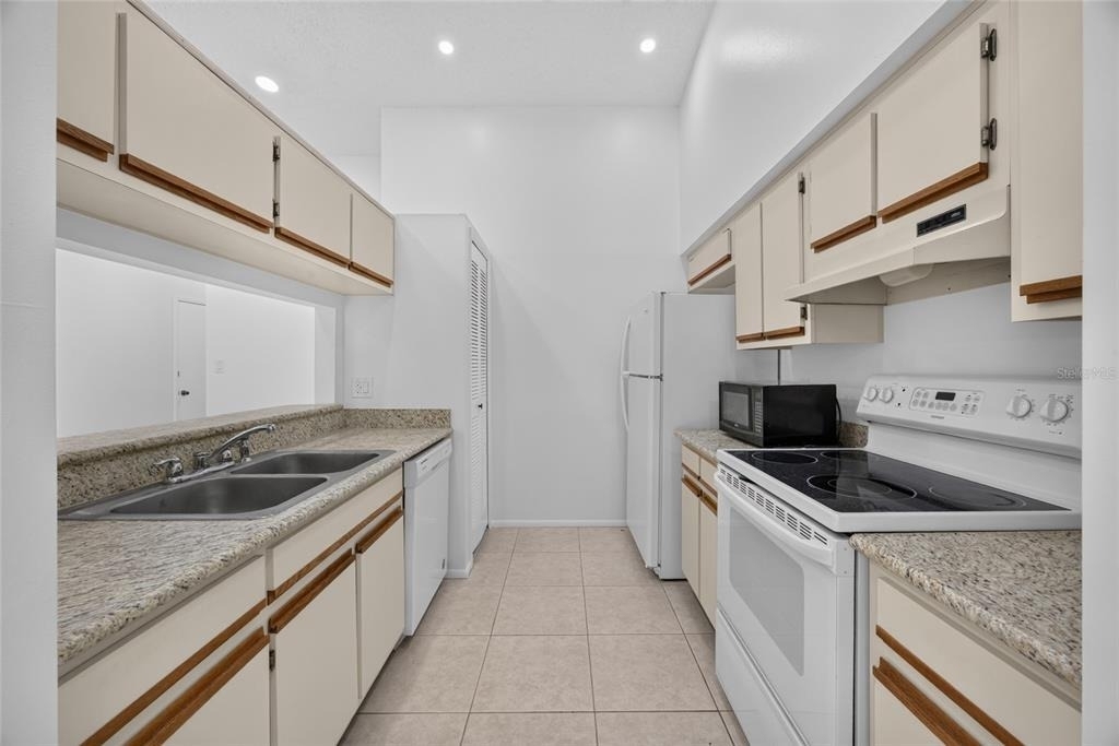 102 Edgewater Circle - Photo 5