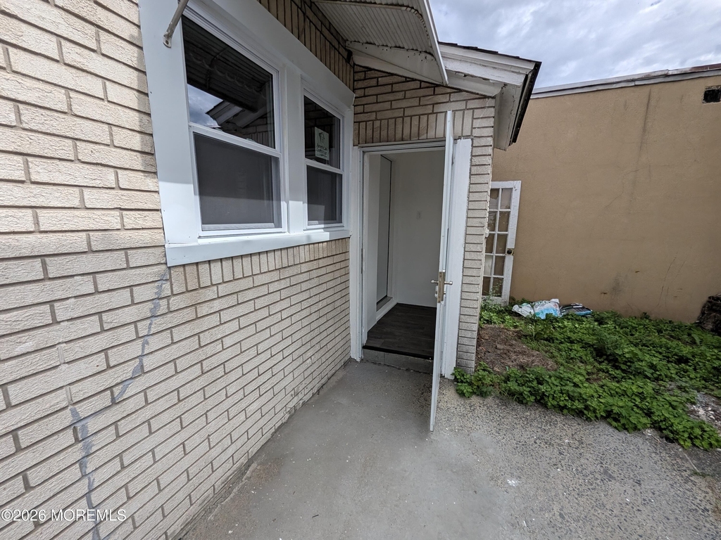 121 Kossuth Street - Photo 2