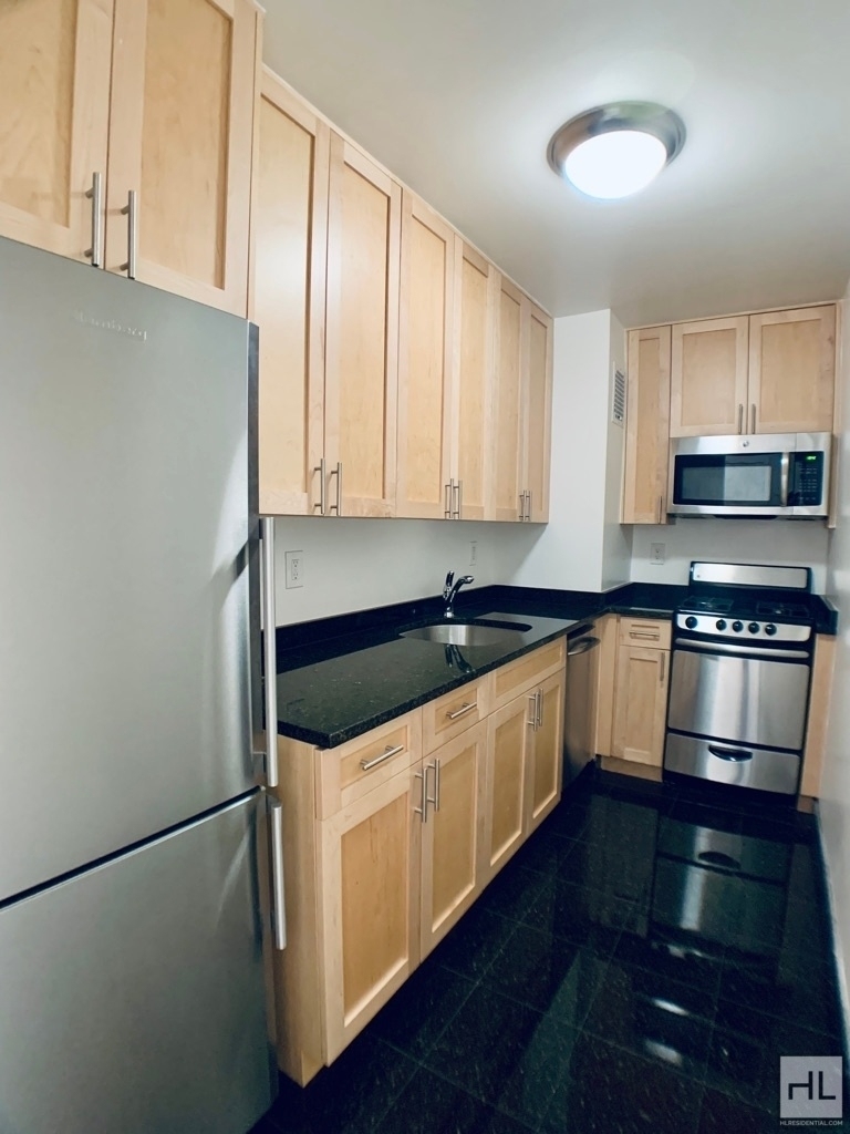 East 49 Street - Photo 4