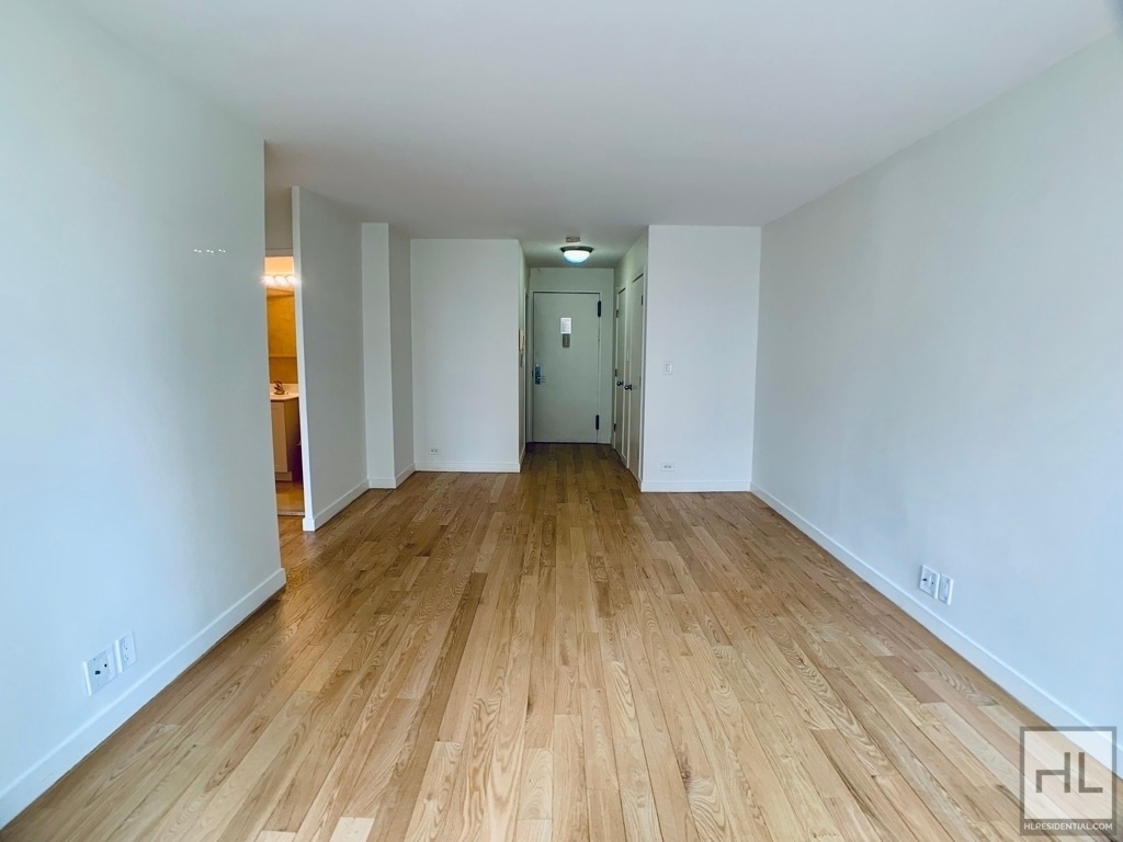 East 49 Street - Photo 1