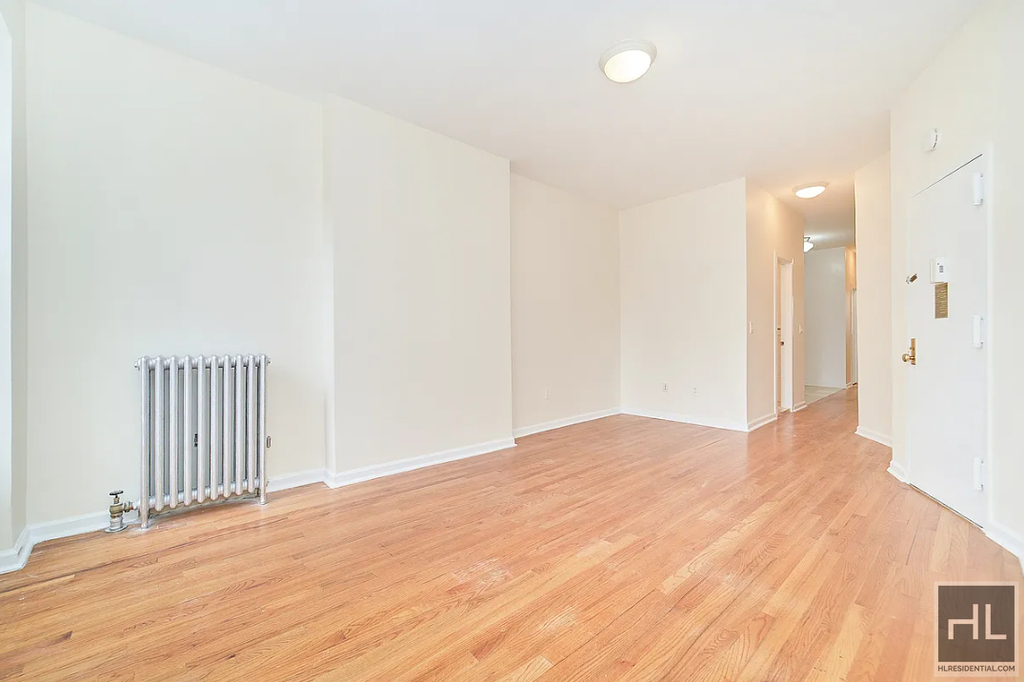 Second Avenue - Photo 2