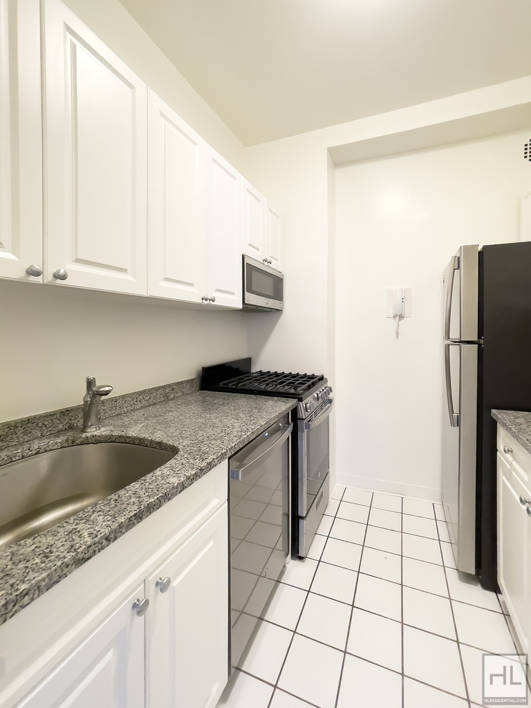 East 55 Street - Photo 2