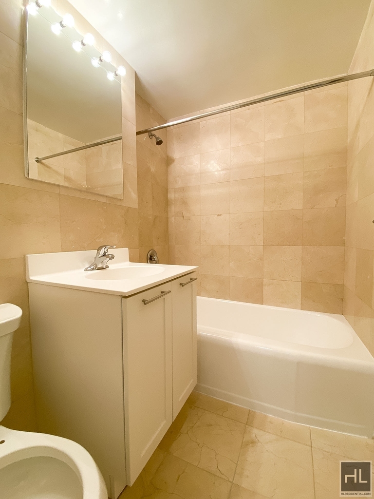 East 55 Street - Photo 3