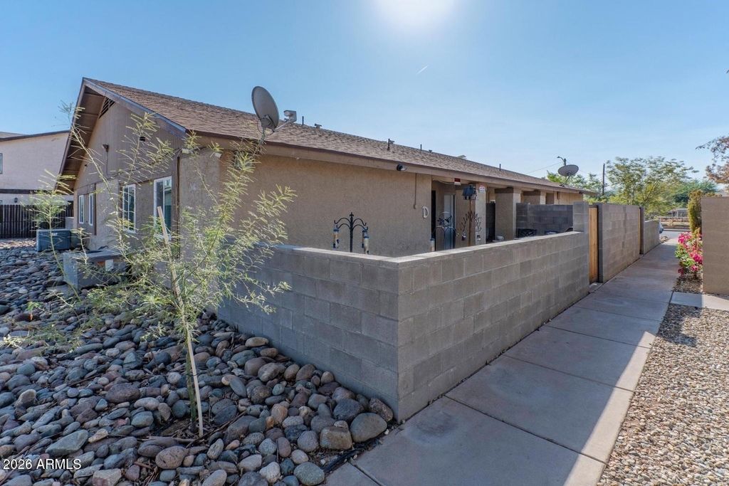 303 E Ludlow Drive - Photo 0
