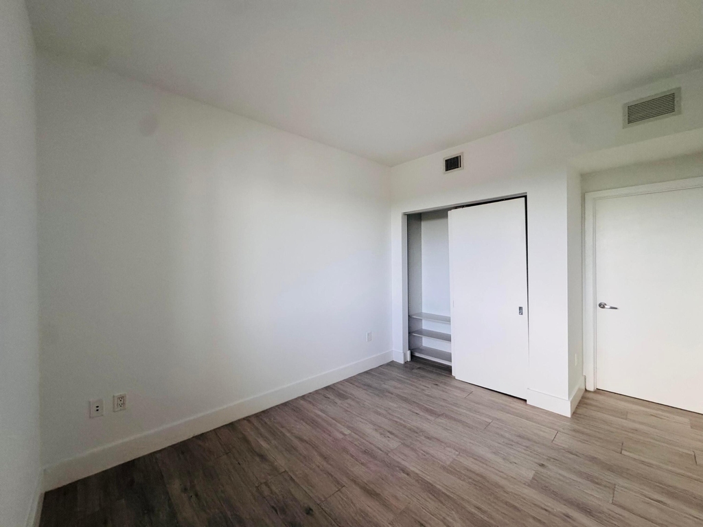 16385 Biscayne Boulevard - Photo 15