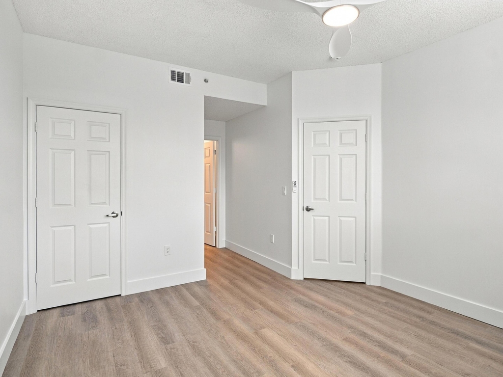 2020 Greenview Shores Boulevard - Photo 12