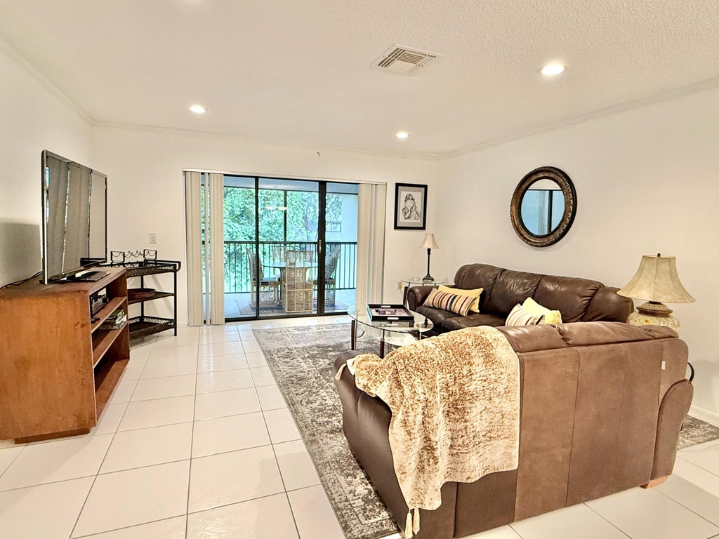 31 Stratford Lane W - Photo 1