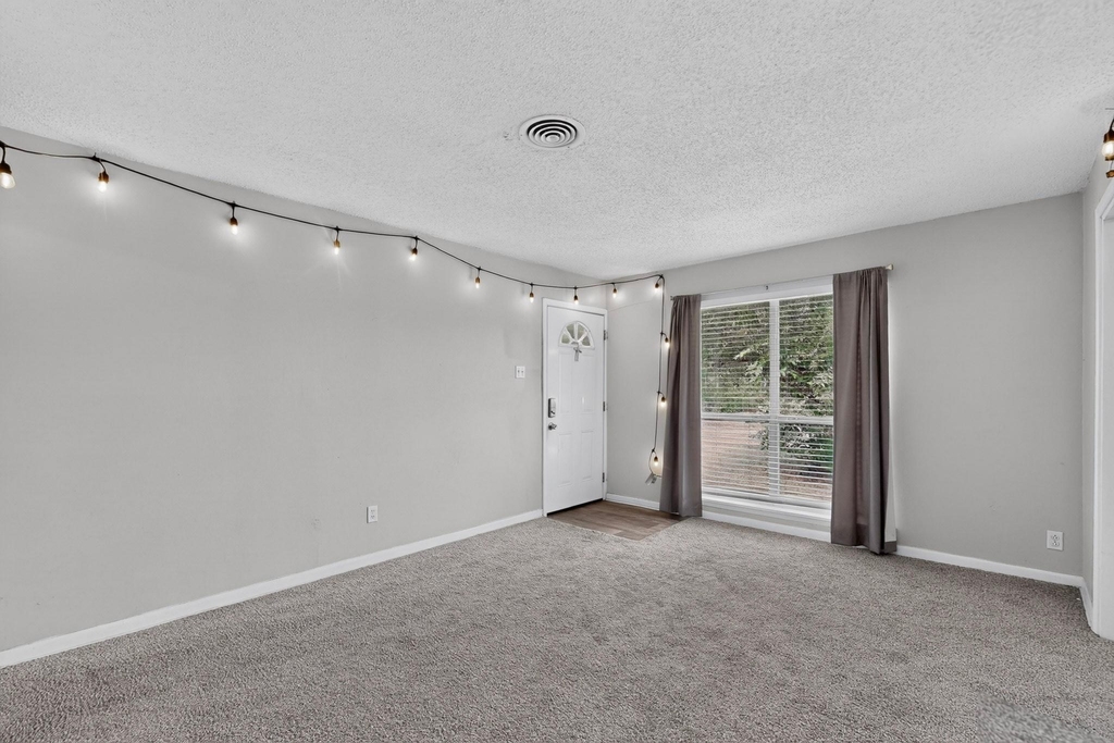 2402 Loyce Drive - Photo 4