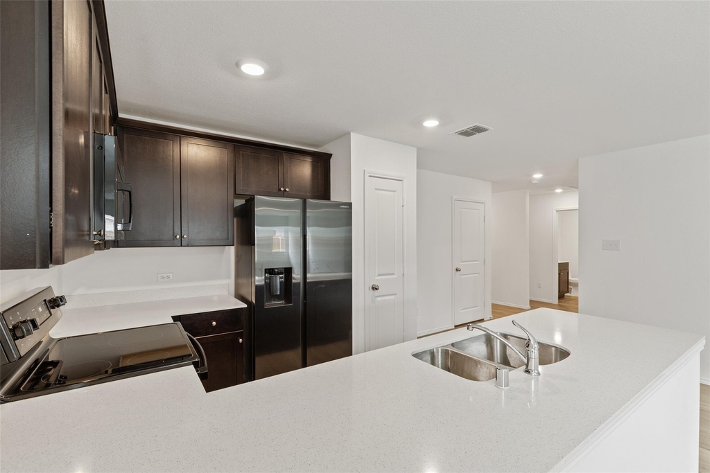 402 Moray Drive - Photo 8