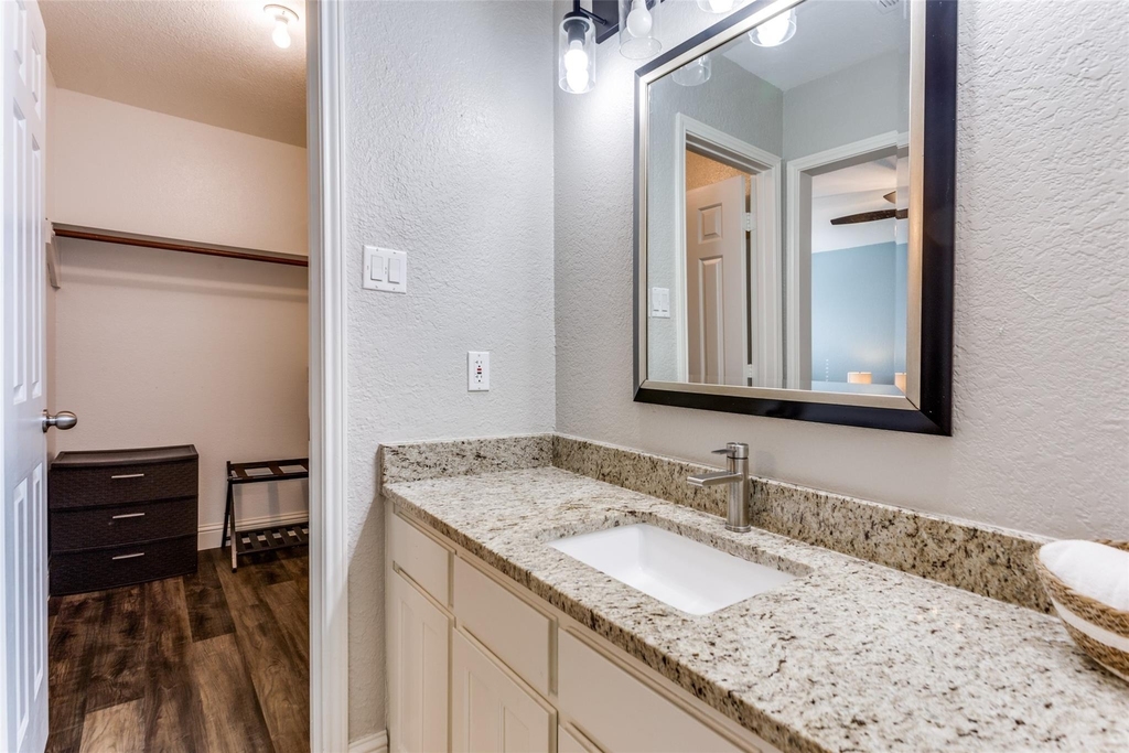 529 Essex Place - Photo 18