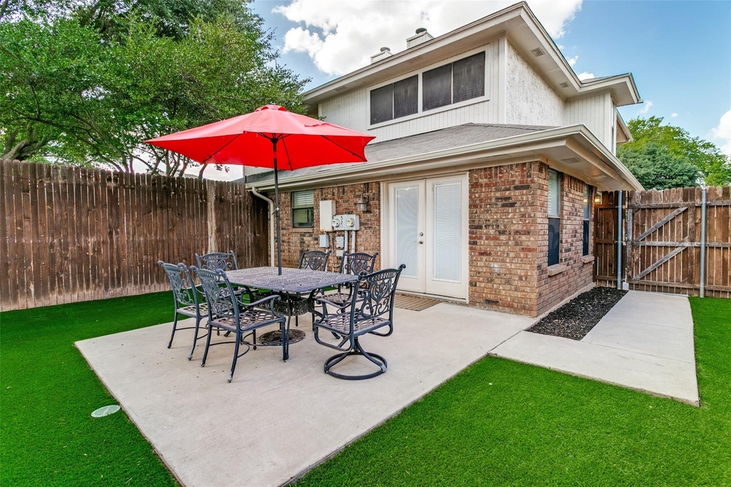 529 Essex Place - Photo 0