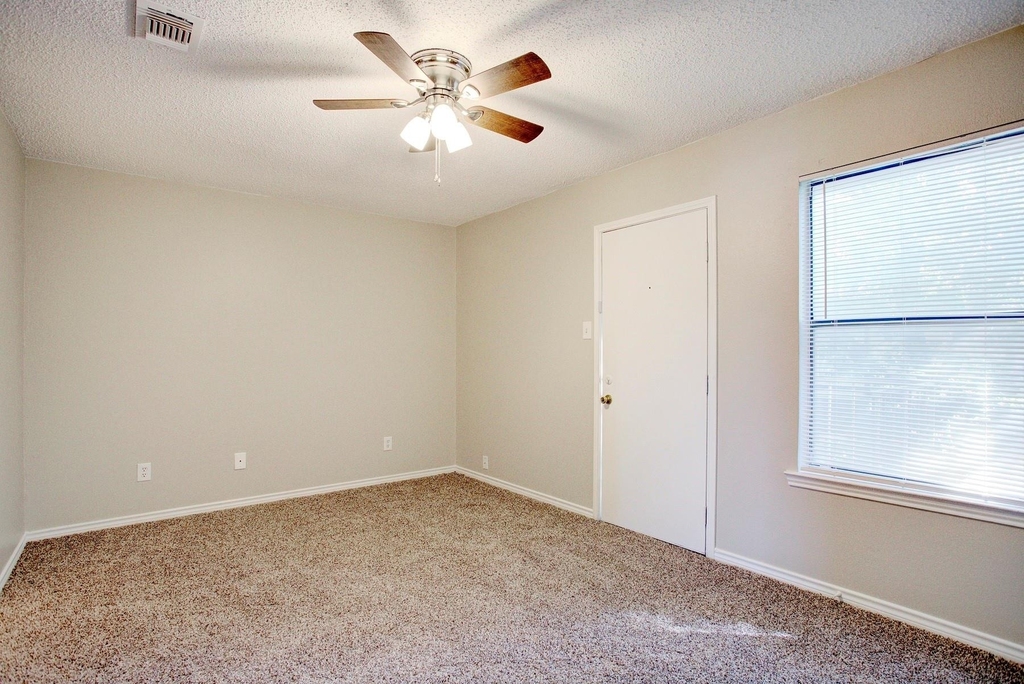 313 Queens Court S - Photo 10
