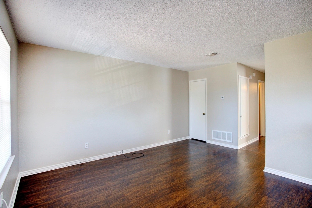 313 Queens Court S - Photo 0