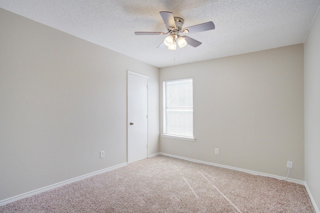 313 Queens Court S - Photo 9