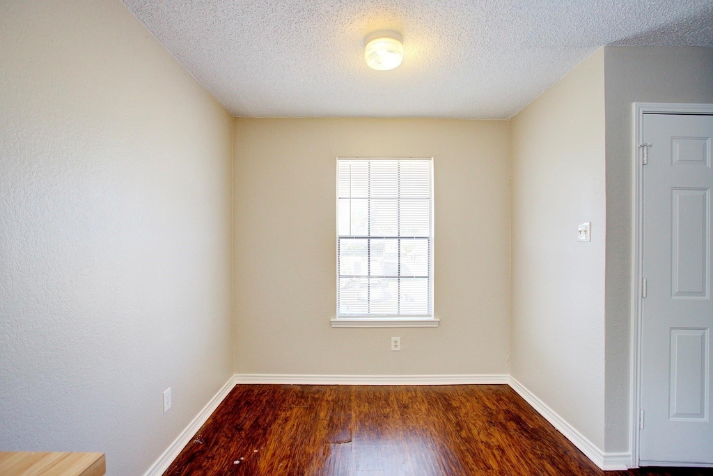 313 Queens Court S - Photo 5