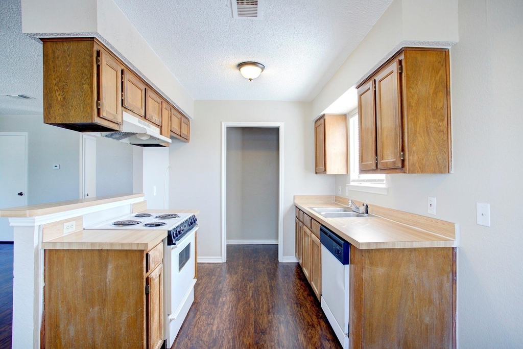 313 Queens Court S - Photo 7