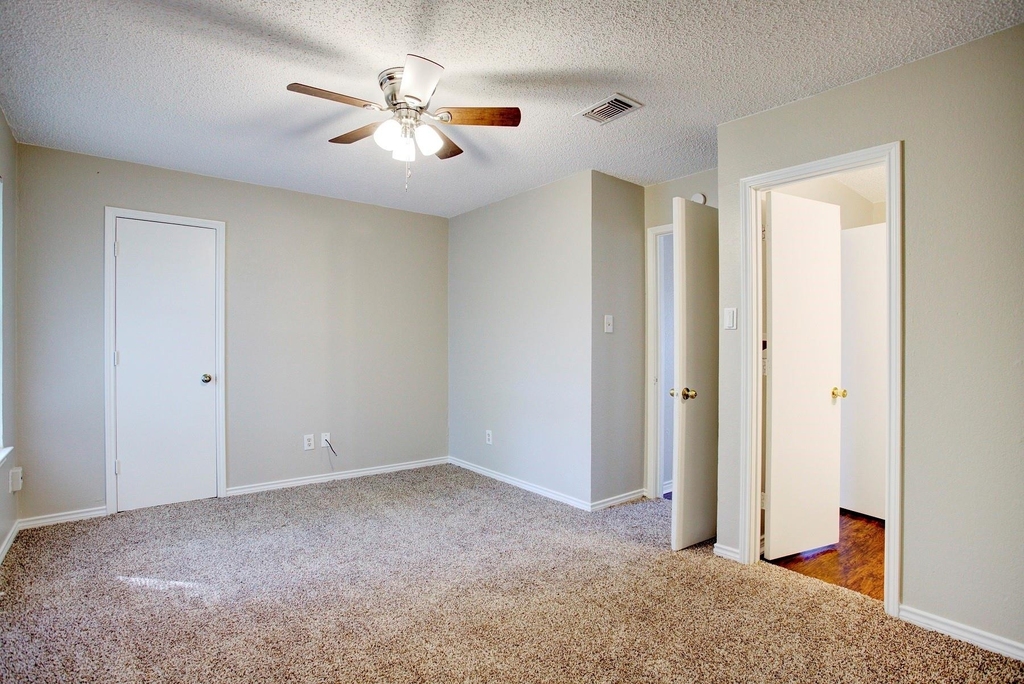 313 Queens Court S - Photo 11