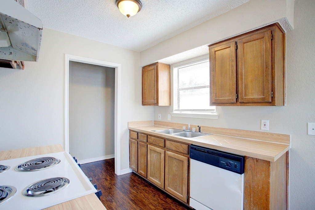 313 Queens Court S - Photo 6