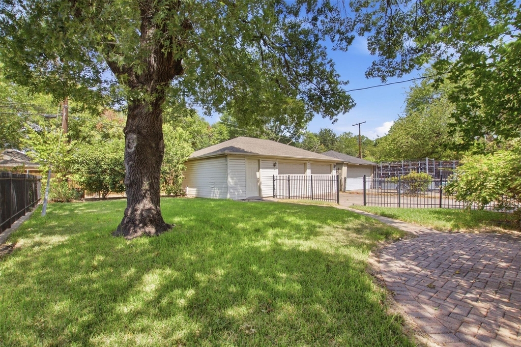 6445 Glennox Lane - Photo 23
