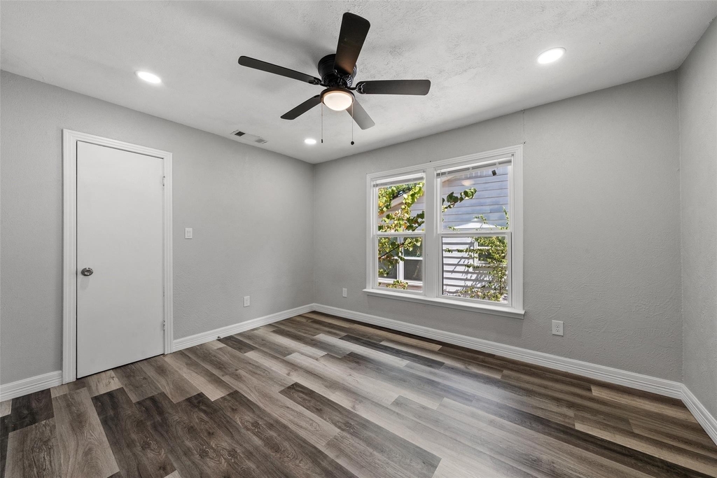 4529 Sanger Avenue - Photo 10