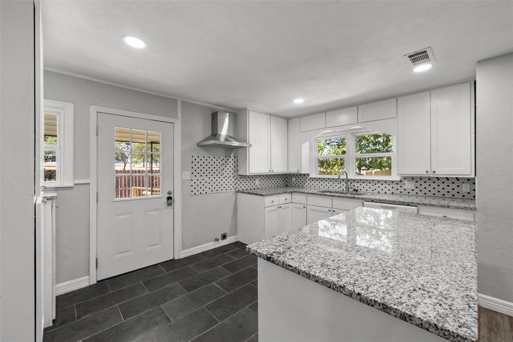 4529 Sanger Avenue - Photo 6