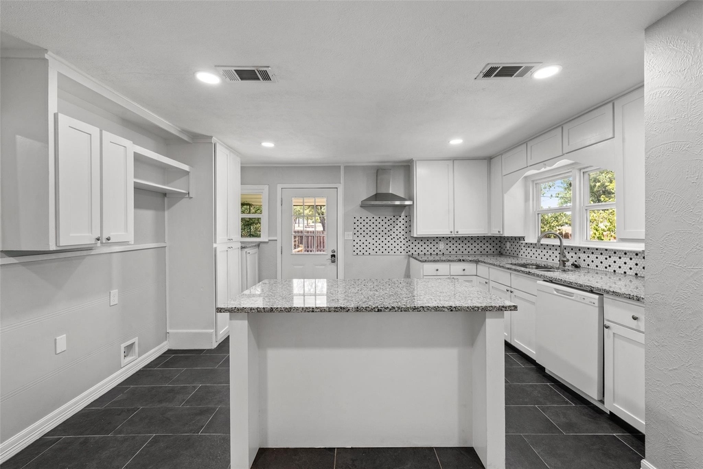 4529 Sanger Avenue - Photo 5