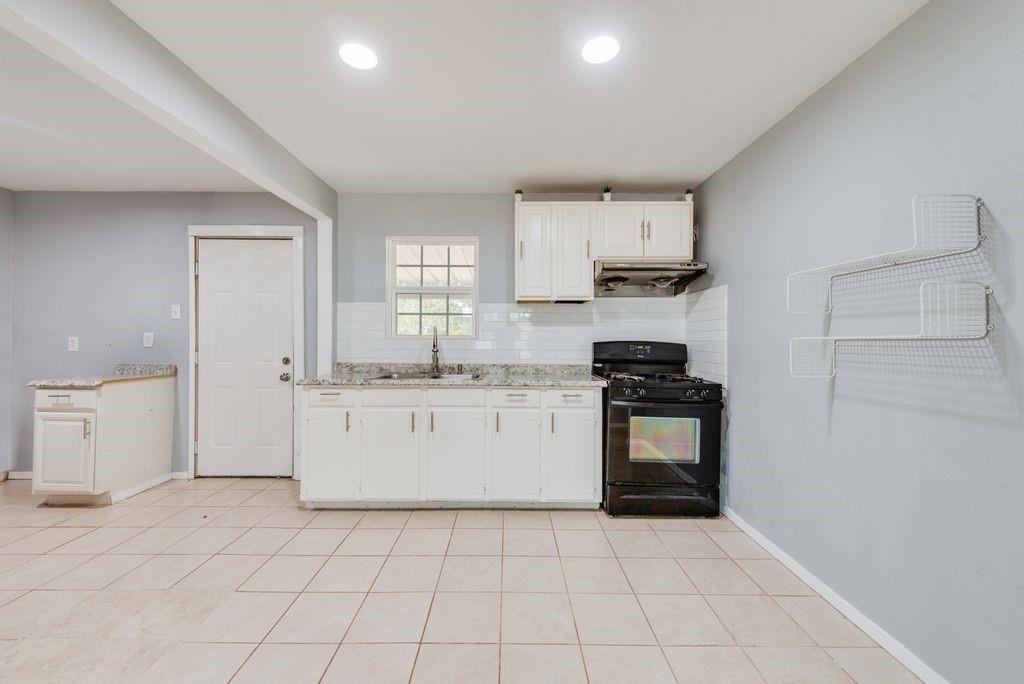 1213 De Ridder Avenue - Photo 1