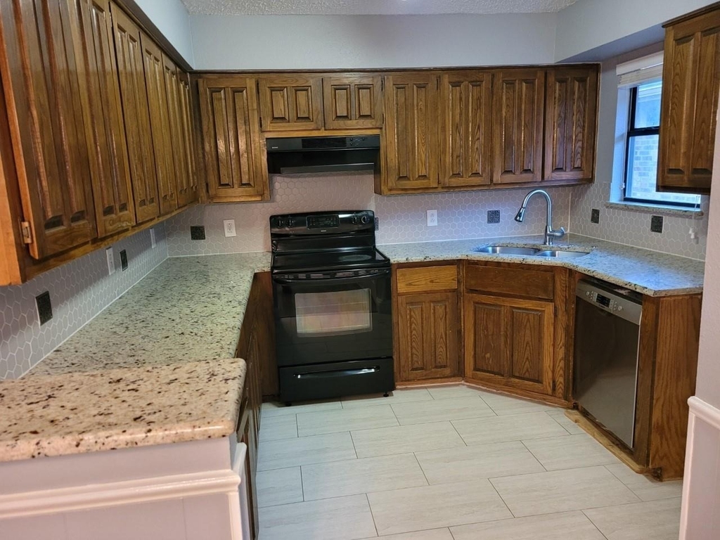 910 Boxwood Drive - Photo 1