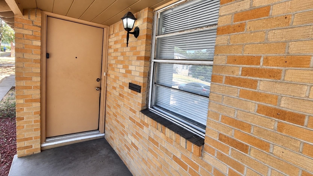 914 Harlandale Avenue - Photo 1