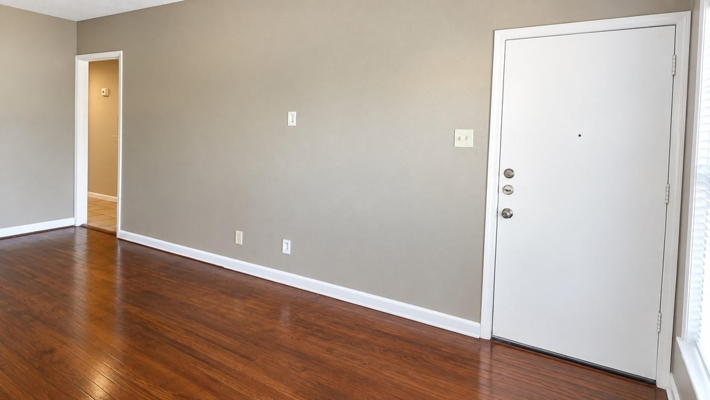 914 Harlandale Avenue - Photo 2