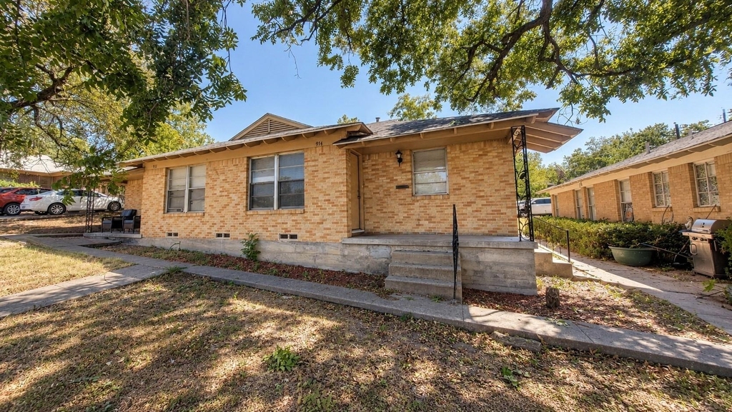 914 Harlandale Avenue - Photo 0