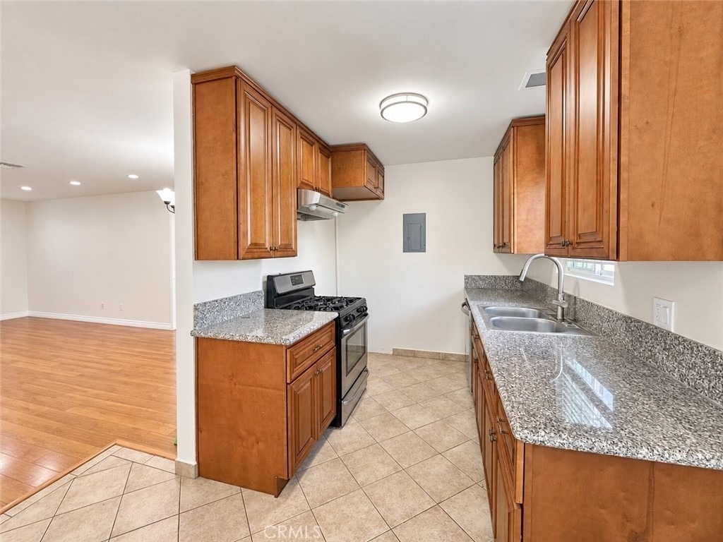 1126 Elm Avenue - Photo 2