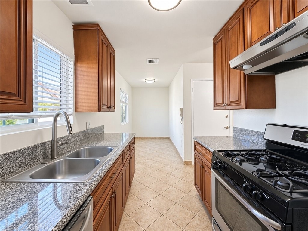 1126 Elm Avenue - Photo 3