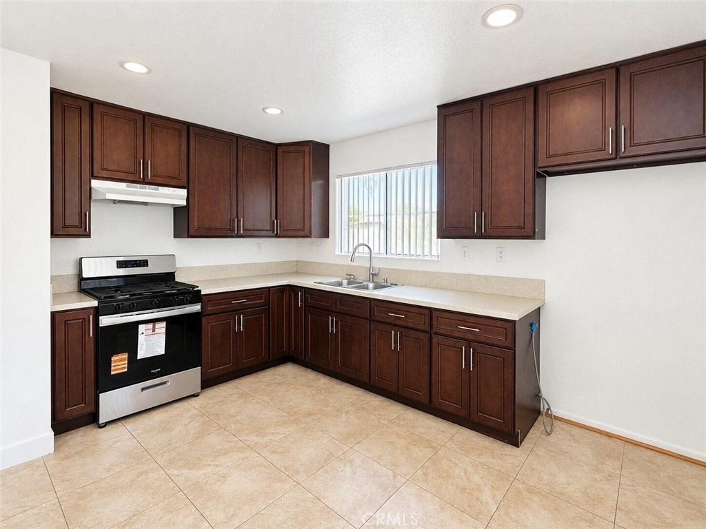 801 E Chestnut Street - Photo 2