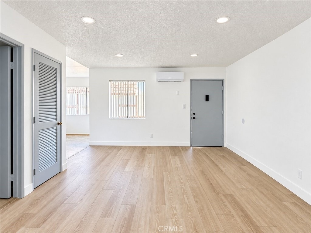 801 E Chestnut Street - Photo 0
