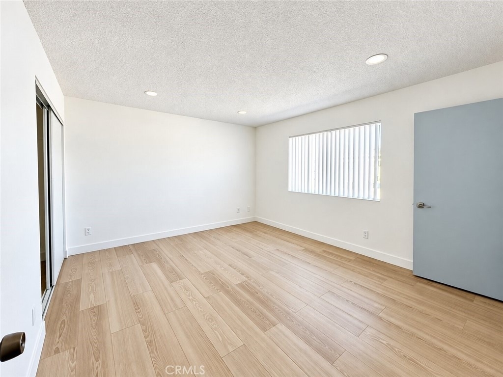 801 E Chestnut Street - Photo 6