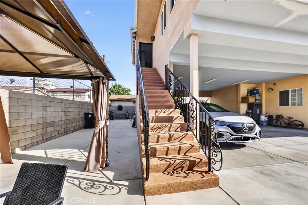 1175 N Alexandria Avenue - Photo 1