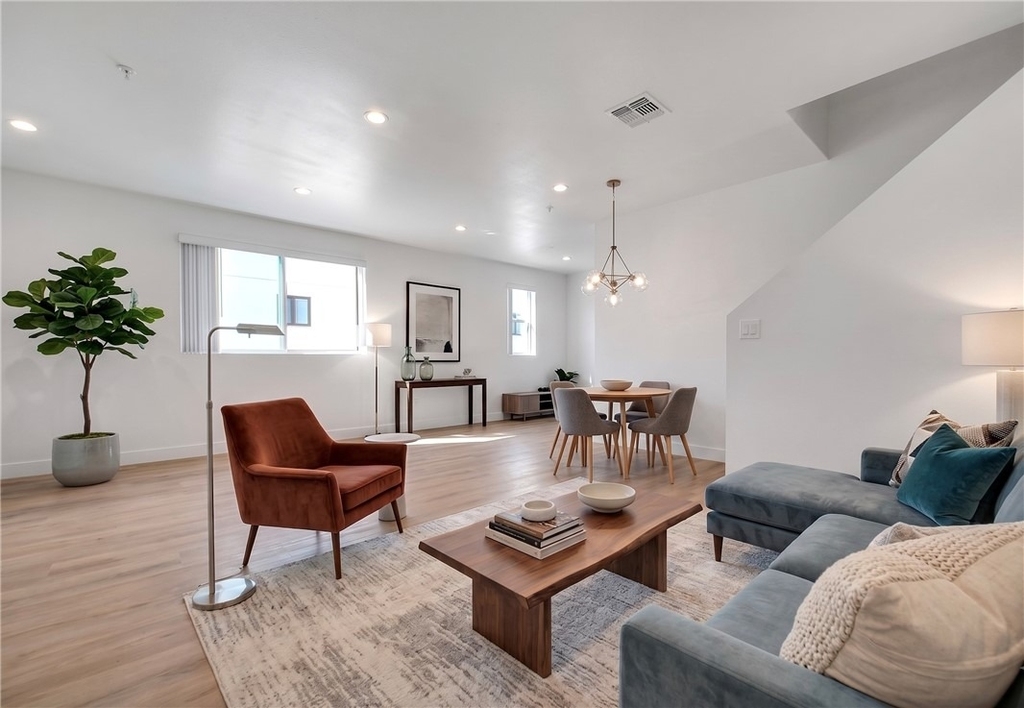 5852 Vineland - Photo 1