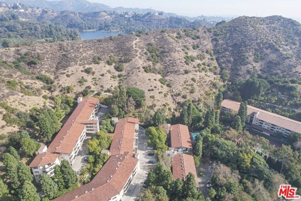 2700 E Cahuenga Boulevard - Photo 19