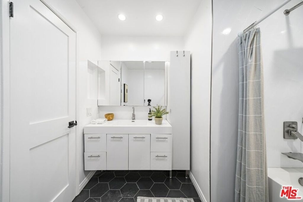 2700 E Cahuenga Boulevard - Photo 14