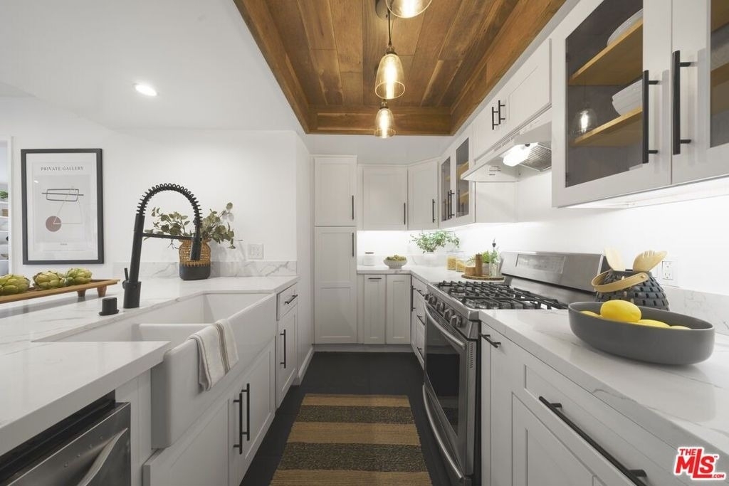 2700 E Cahuenga Boulevard - Photo 4
