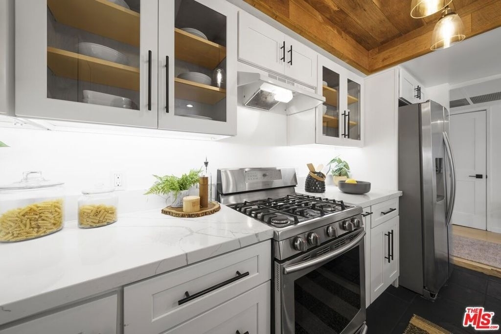 2700 E Cahuenga Boulevard - Photo 5