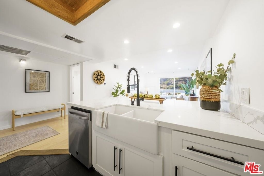 2700 E Cahuenga Boulevard - Photo 6