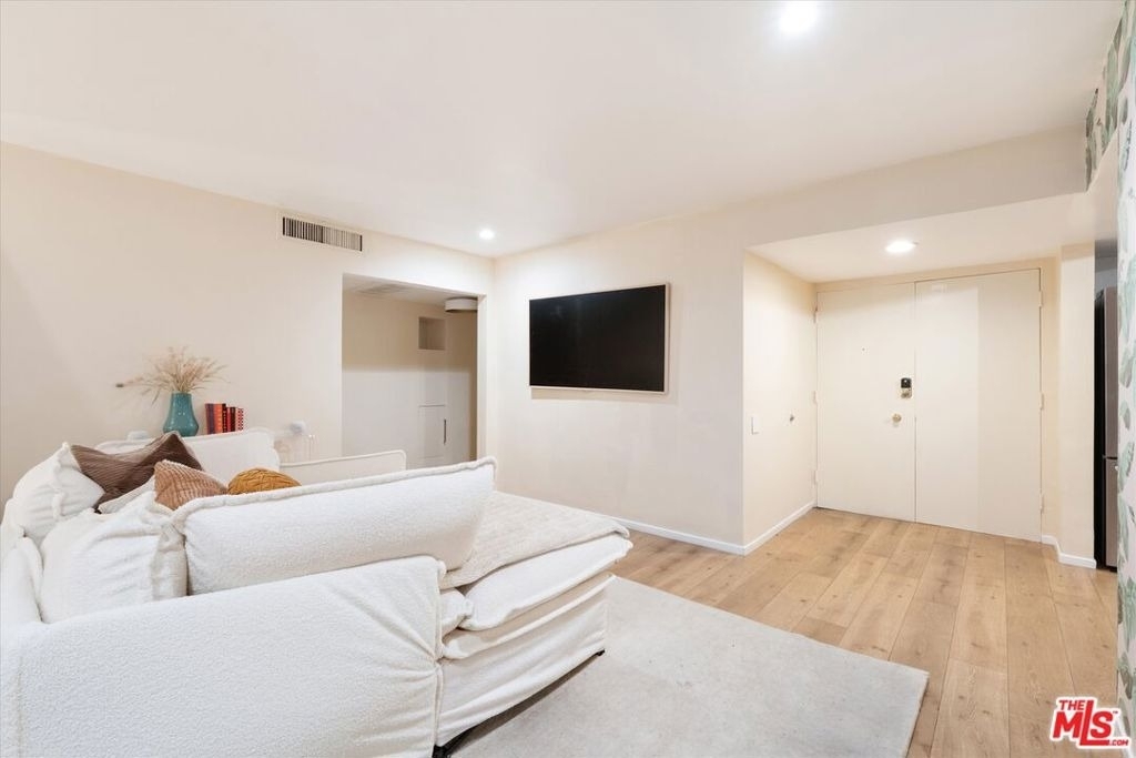 7270 Hillside Avenue - Photo 8