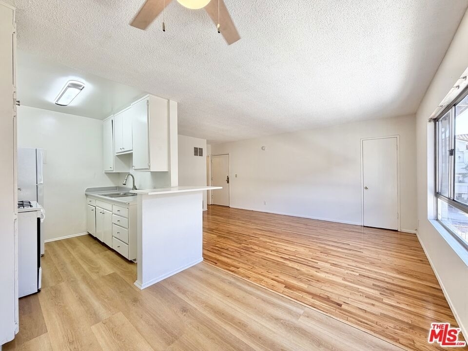 932 Wilcox Avenue - Photo 0