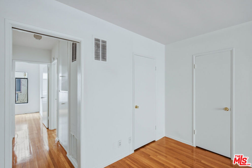 1058 S Wooster Street - Photo 8
