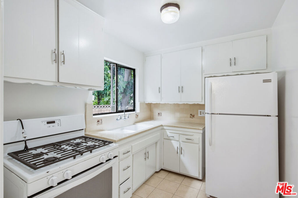 1058 S Wooster Street - Photo 11