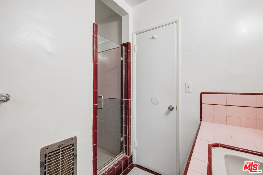 1058 S Wooster Street - Photo 20